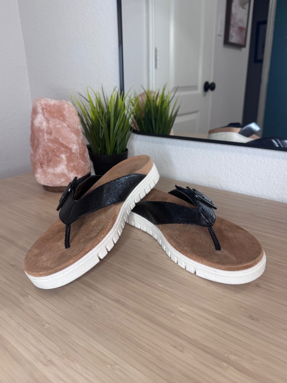 Vionic "Uptown Marin" Black Leather Platform Thong Sandals Size 9.5 Wide Ortho